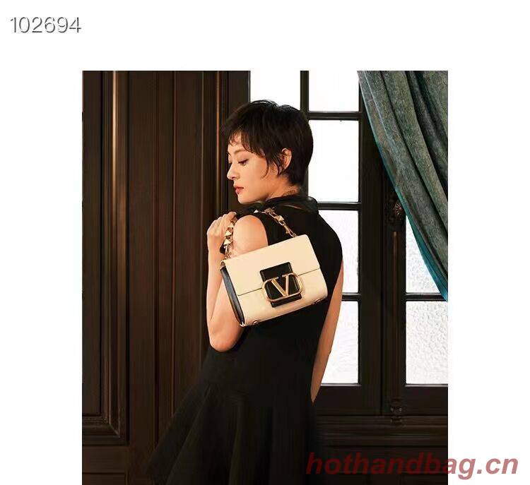 VALENTINO GARAVANI Stud Sign Grained Calfskin Shoulder Bag V0196 white&black VALENTINO GARAVANI Stud Sign Grained Calfskin Shoulder Bag V0196 white&black