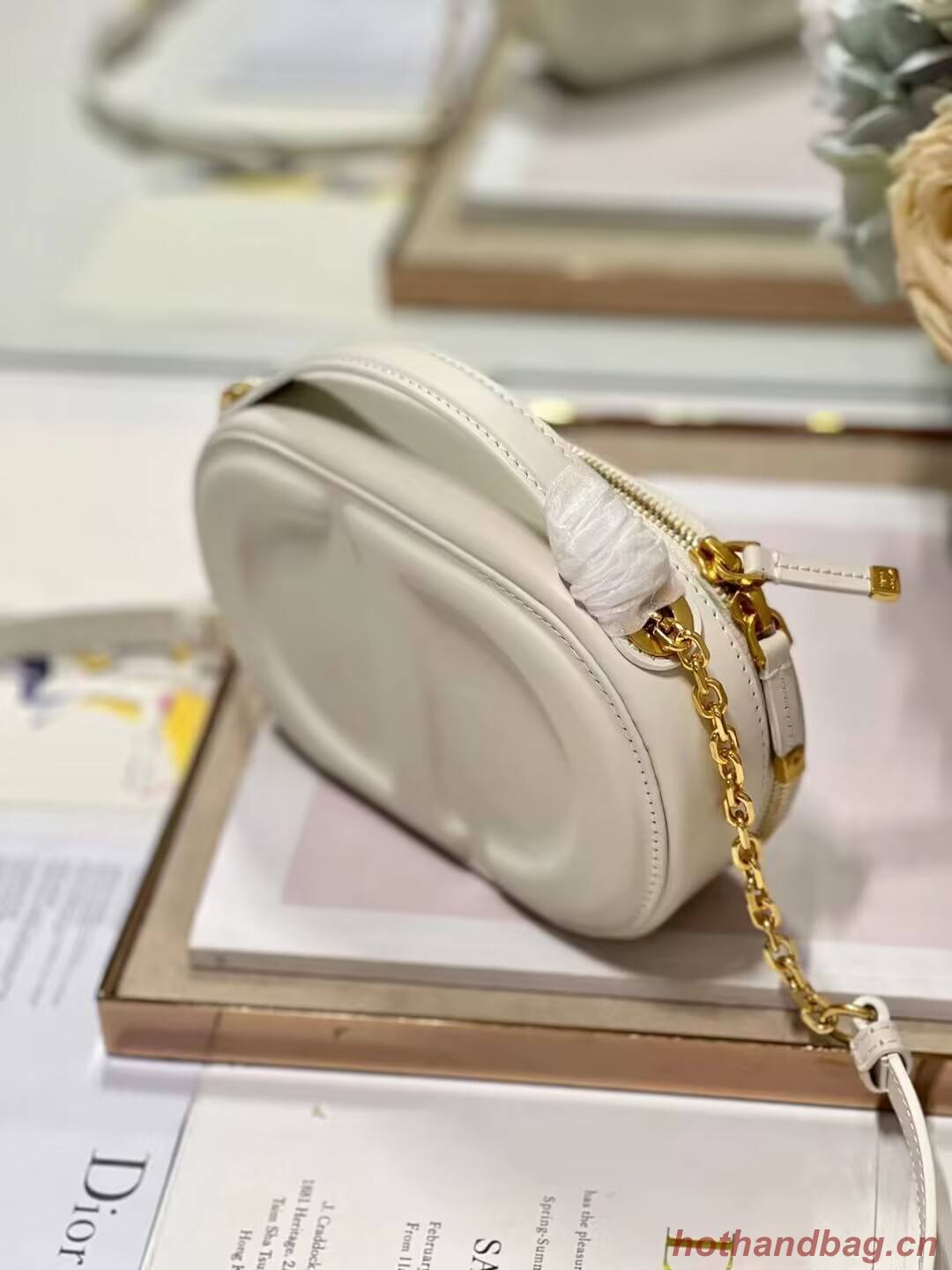 CD SIGNATURE OVAL CAMERA BAG Calfskin with Embossed CD Signature S2201UMFV Latte CD SIGNATURE OVAL CAMERA BAG Calfskin with Embossed CD Signature S2201UMFV Latte