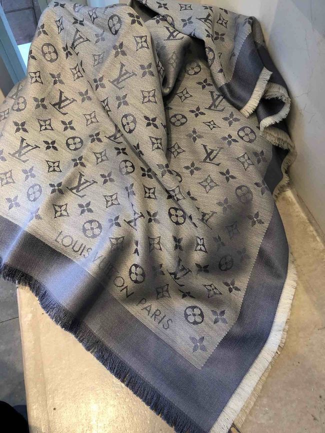 Louis Vuitton Monogram Shine Shawl M98772-2 Louis Vuitton Monogram Shine Shawl M98772-2