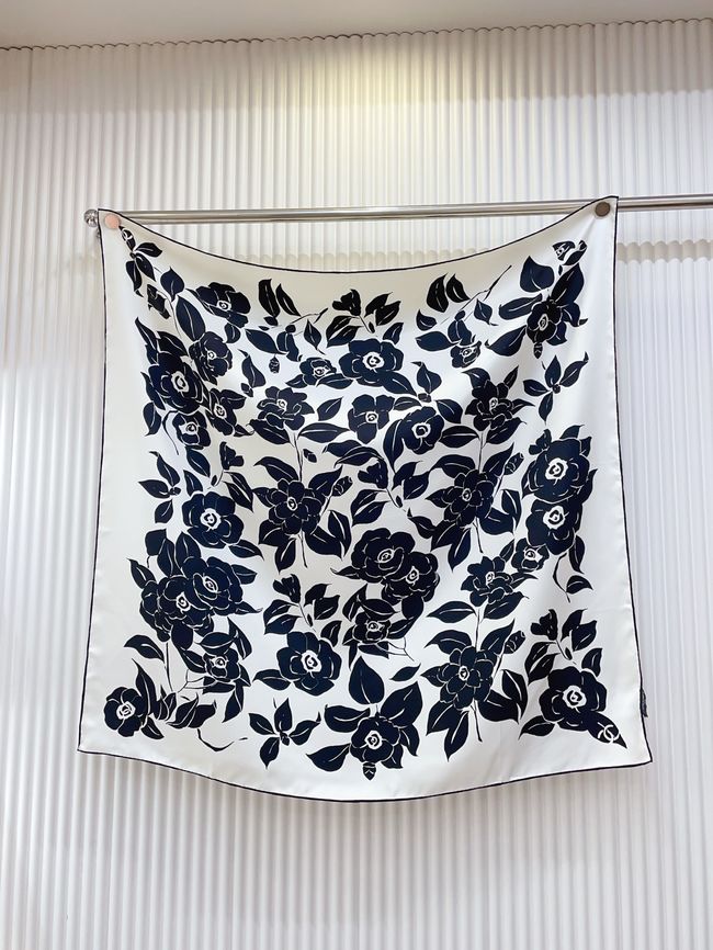 Chanel silk scarf B25987-1 Chanel silk scarf B25987-1