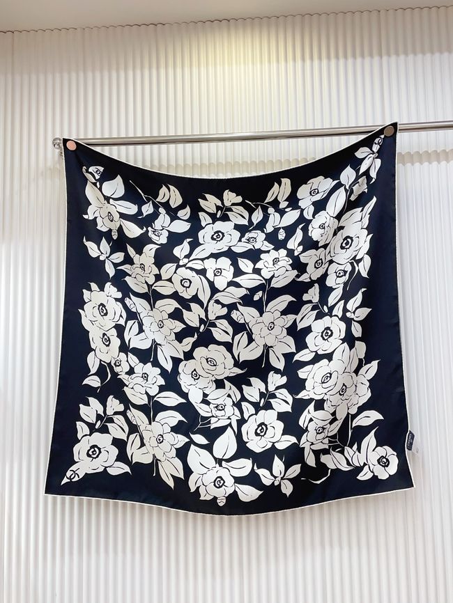 Chanel silk scarf B25987-2 Chanel silk scarf B25987-2