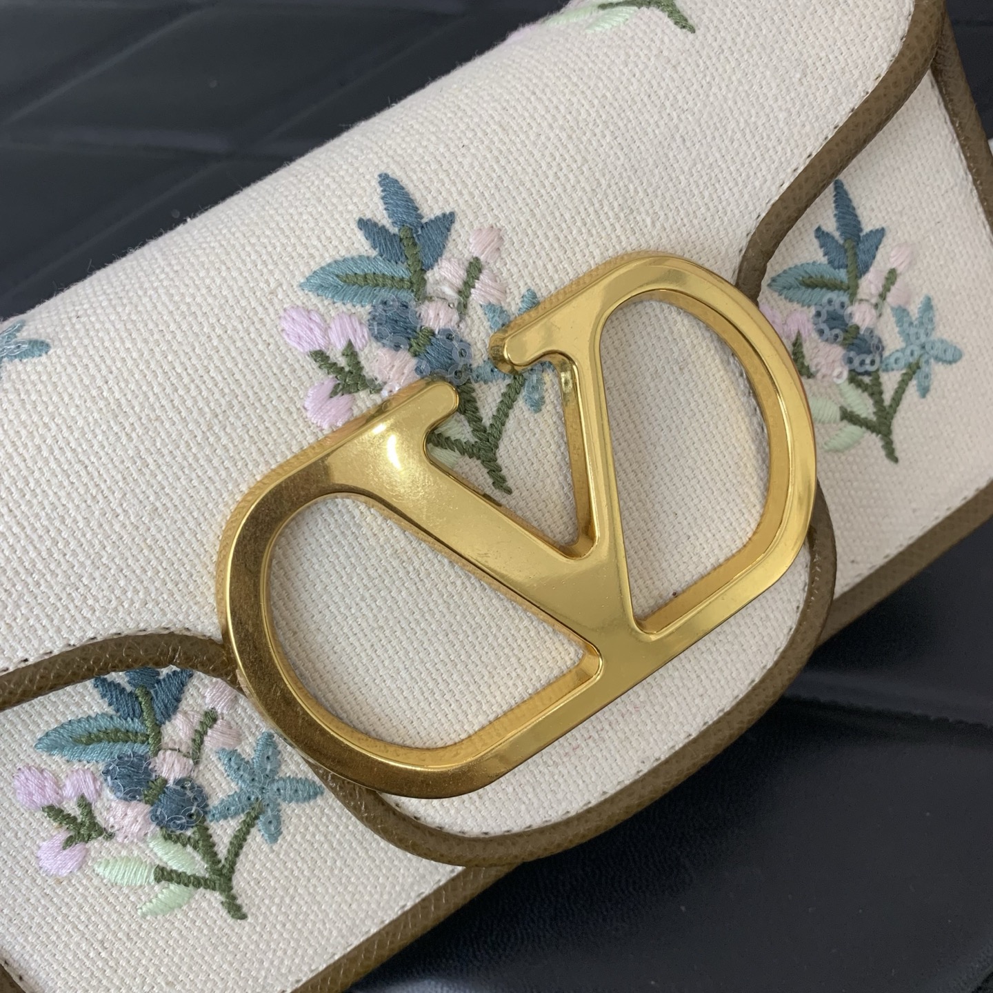 VALENTINO VLOGO SIGNATURE Floral Embroidered Mini Shoulder Bag PYE4L3 VALENTINO VLOGO SIGNATURE Floral Embroidered Mini Shoulder Bag PYE4L3