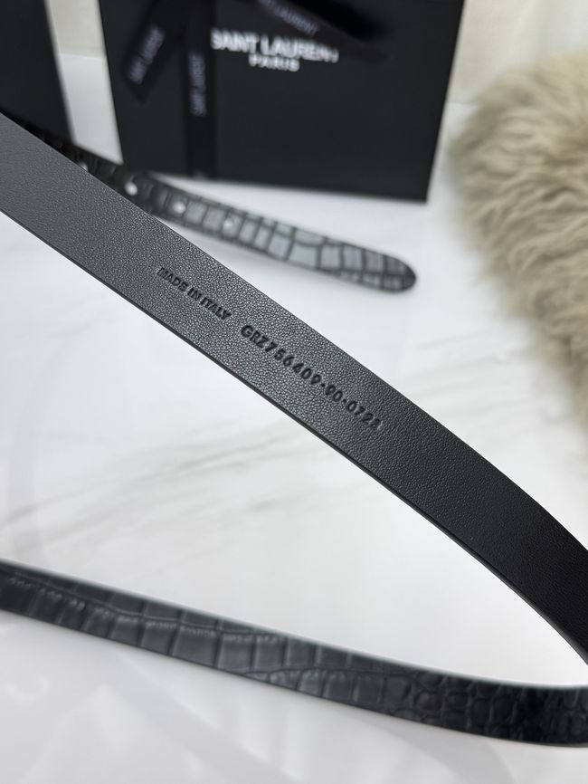 Saint Laurent CASSANDRE charm elongated buckle thin belt in leather S2596-1