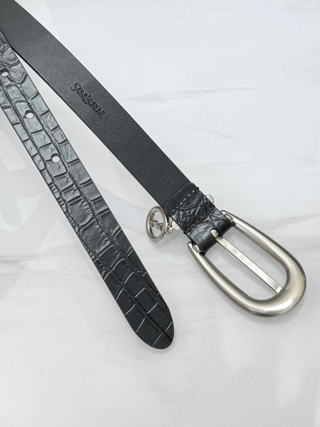 Saint Laurent CASSANDRE charm elongated buckle thin belt in leather S2596-1