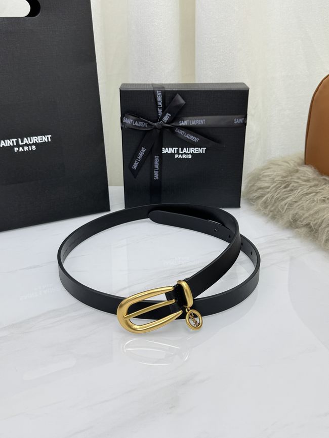 Saint Laurent CASSANDRE charm elongated buckle thin belt in leather S2596-6 Saint Laurent CASSANDRE charm elongated buckle thin belt in leather S2596-6