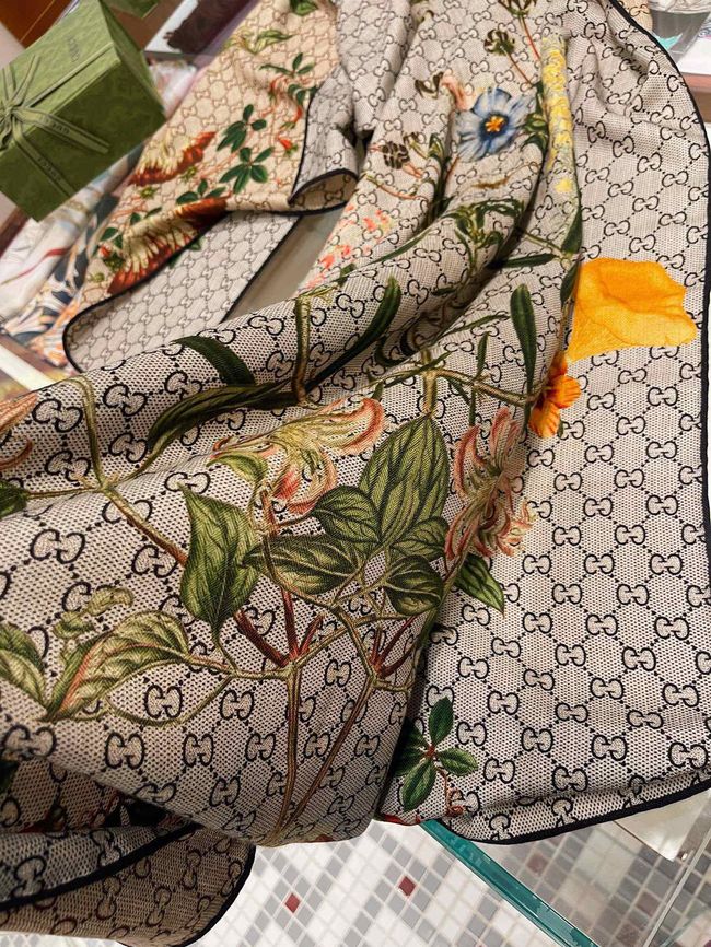 Gucci Printed silk twill carre 777066-1 Gucci Printed silk twill carre 777066-1